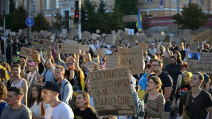 Miles de personas protestan en Kiev para pedir el regreso del exministro de Defensa