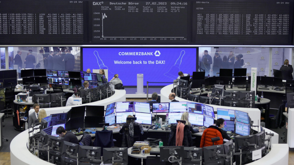 Borsa: bene l'Europa, tra le banche brilla Hsbc, gi&ugrave; Santander