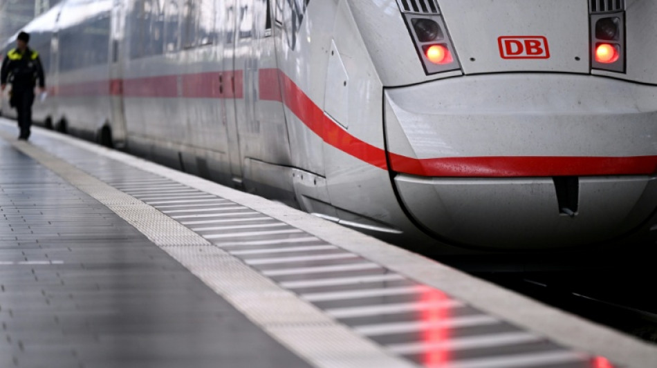 An Bahnsteig von Mobiltelefon abgelenkt: Mann von durchfahrendem ICE erfasst