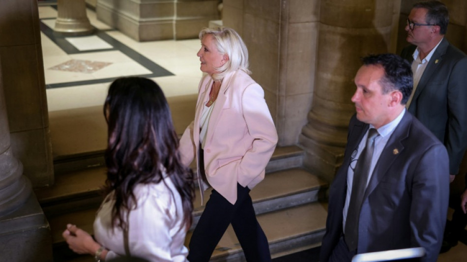 Marine Le Pen est au Palais de justice o&ugrave; va se sceller son destin politique