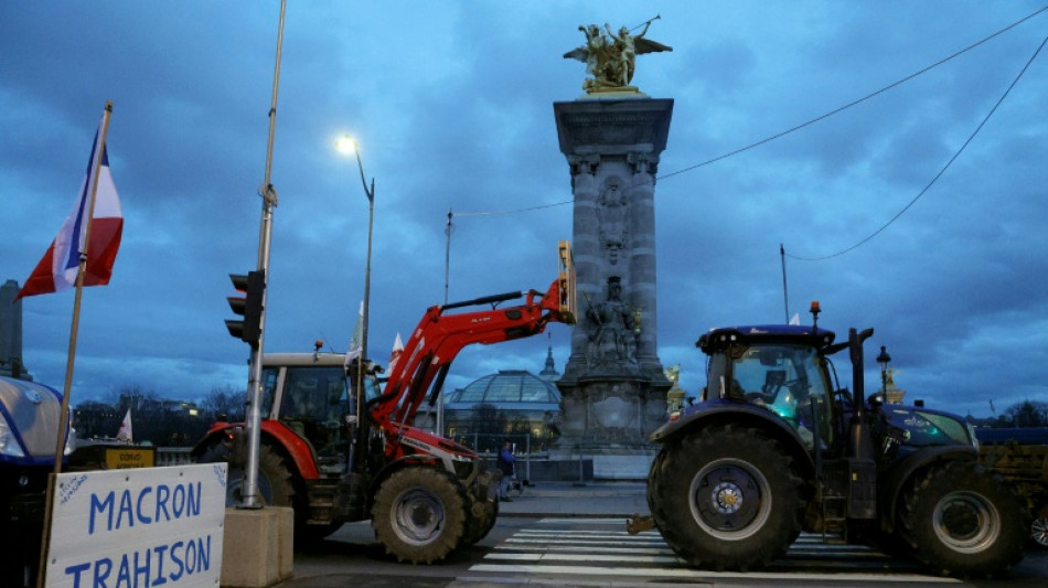 Primeiro-ministro da Fran&ccedil;a anuncia 'lei de emerg&ecirc;ncia' para apaziguar protestos