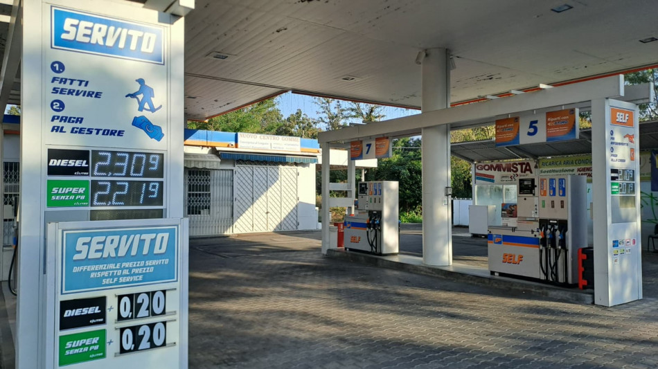 Sei paesi Ue chiedono tassa su extraprofitti compagnie petrolifere, anche l'Italia