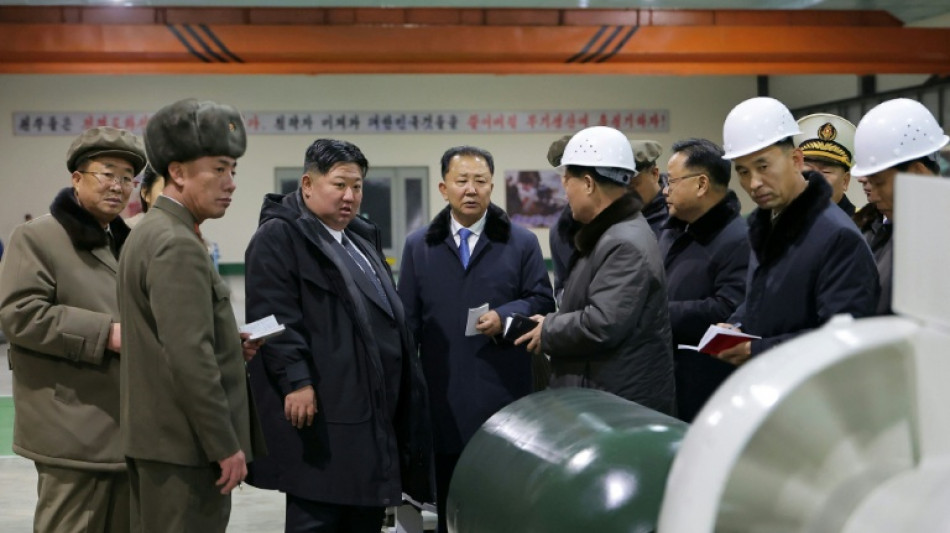 L&iacute;der norte-coreano visita f&aacute;brica de submarinos de propuls&atilde;o nuclear