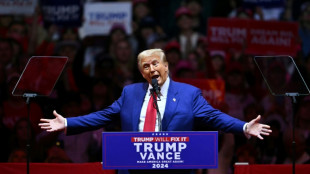 Trump ataca en Nueva York a los latinos y a Harris, que le devuelve las cr&iacute;ticas
