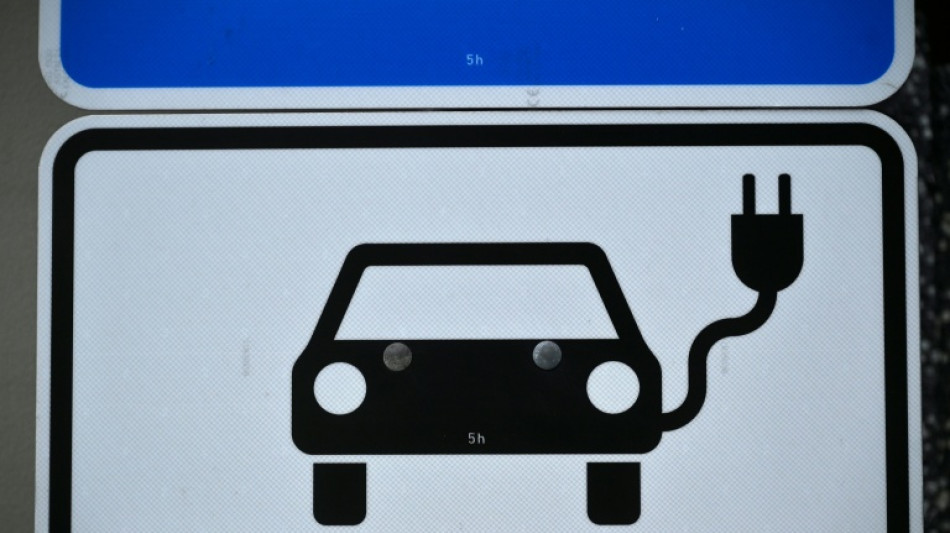 Francia y Alemania oficializan acuerdo que ralentiza la transici&oacute;n total a veh&iacute;culos el&eacute;ctricos