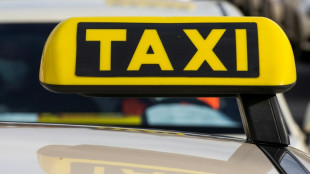 Betrunkene junge Frauen &uuml;berfallen in Wiesbaden Taxifahrer und rauben Auto