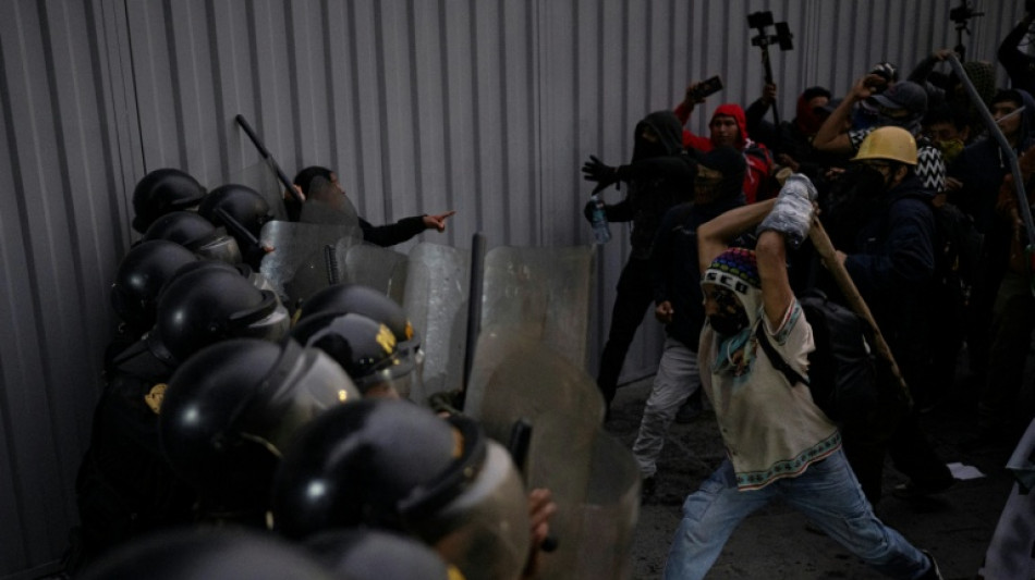 Segundo dia de protestos contra o governo em Lima ap&oacute;s confrontos com a pol&iacute;cia