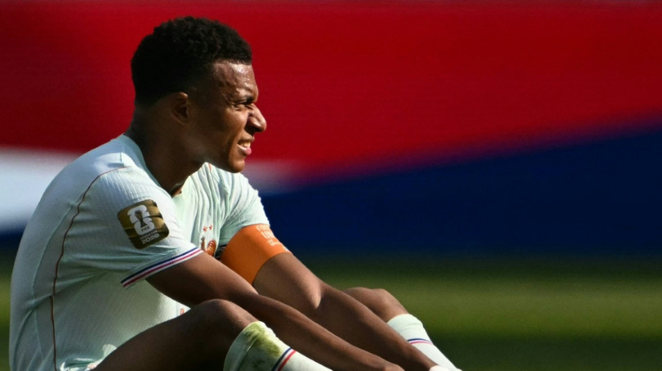 Schlag auf die Ferse, aber: Mbapp&eacute; "geht es gut"