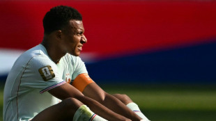 Schlag auf die Ferse, aber: Mbapp&eacute; "geht es gut"