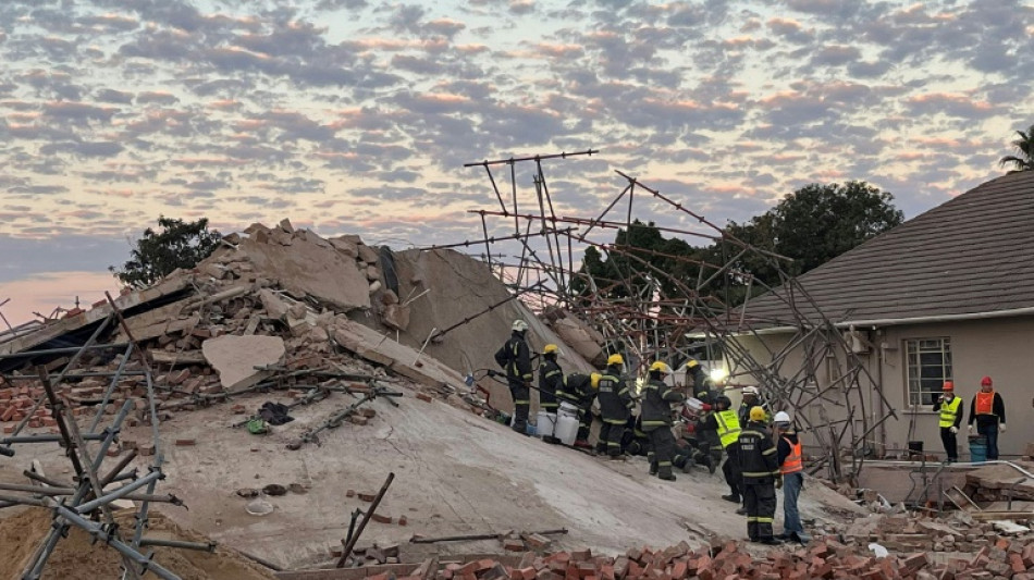 Sube a 24 el balance de muertos del derrumbe de un edificio en Sud&aacute;frica