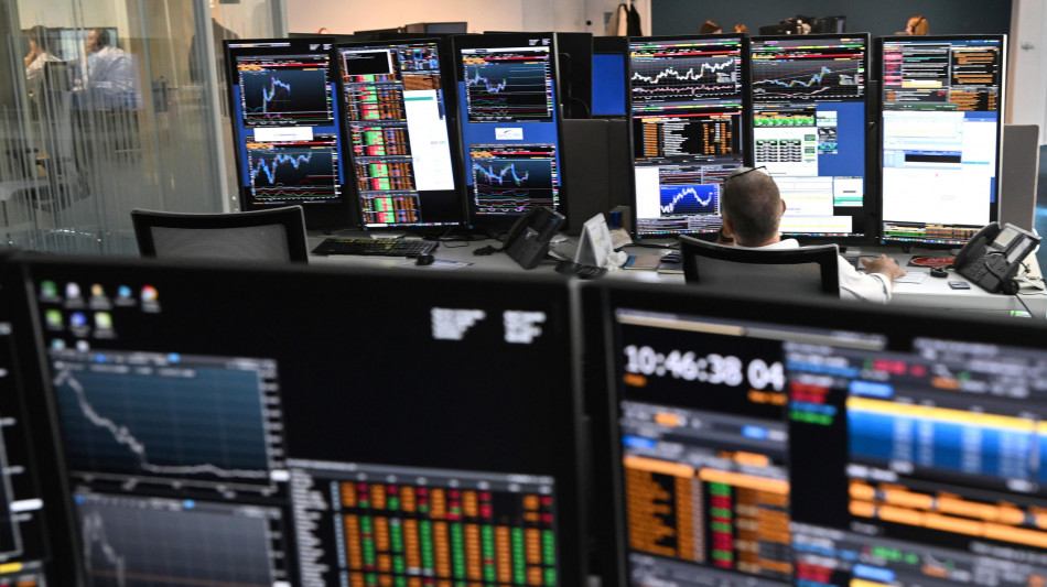 Borsa: Milano +1,7% a 49.414 punti, ai massimi dal 2000