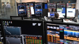 Borsa: Milano debole con le banche, scivola Stm