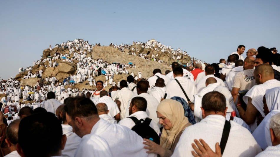 Peregrinos desafiam o calor no Monte Arafat durante peregrina&ccedil;&atilde;o a Meca