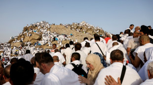 Peregrinos desafiam o calor no Monte Arafat durante peregrina&ccedil;&atilde;o a Meca