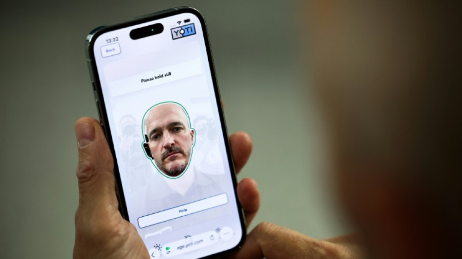 Internet: l'estimation d'&acirc;ge par selfie en plein essor pour traquer les trop jeunes
