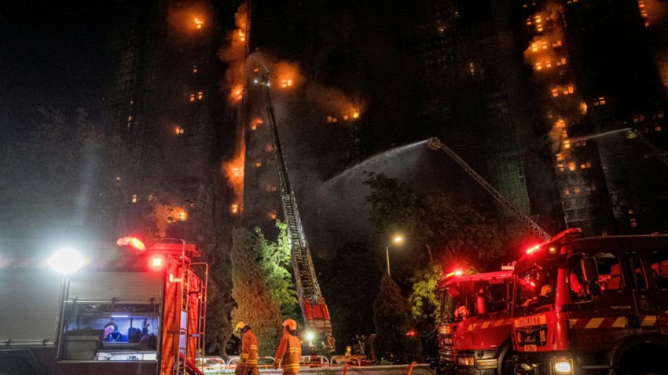 Mindestens 13 Tote bei Gro&szlig;brand in Hongkong - Flammen weiter au&szlig;er Kontrolle