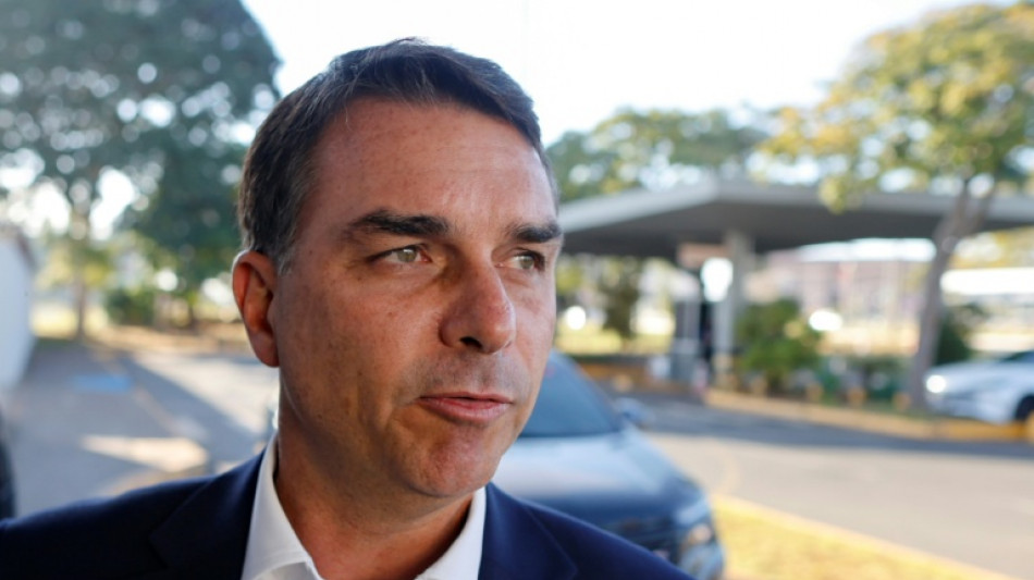 Fl&aacute;vio Bolsonaro pede a Donald Trump que declare CV e PCC como organiza&ccedil;&otilde;es terroristas