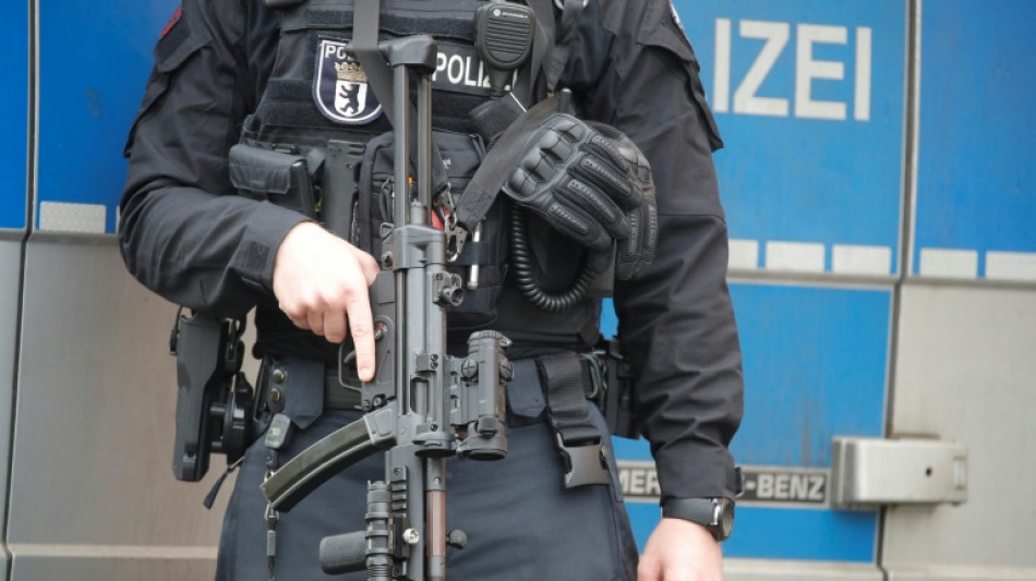 Nach Sch&uuml;ssen und Erpressungsversuchen: Gro&szlig;razzia mit 570 Polizisten in Berlin