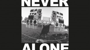 La storia e il periodo d'oro dei rave party in 160 fotografie dal 1997 al 2004