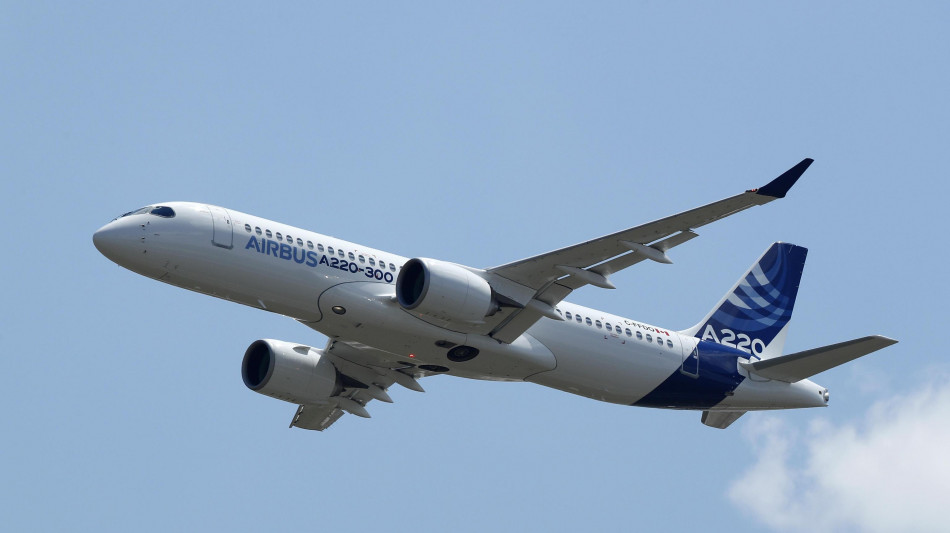 AirAsia-Airbus siglano accordo da 19 miliardi per 150 aerei A220-300