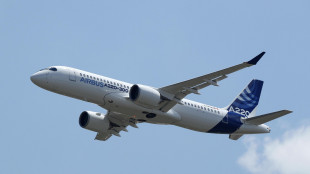 AirAsia-Airbus siglano accordo da 19 miliardi per 150 aerei A220-300