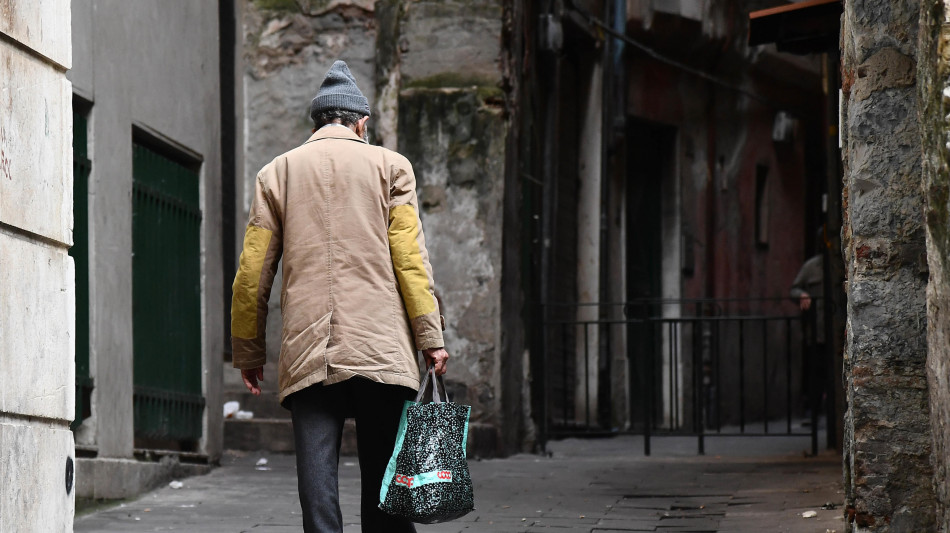 Istat, 5,4 milioni di persone in povert&agrave; assoluta nel 2025, sono il 9,3%