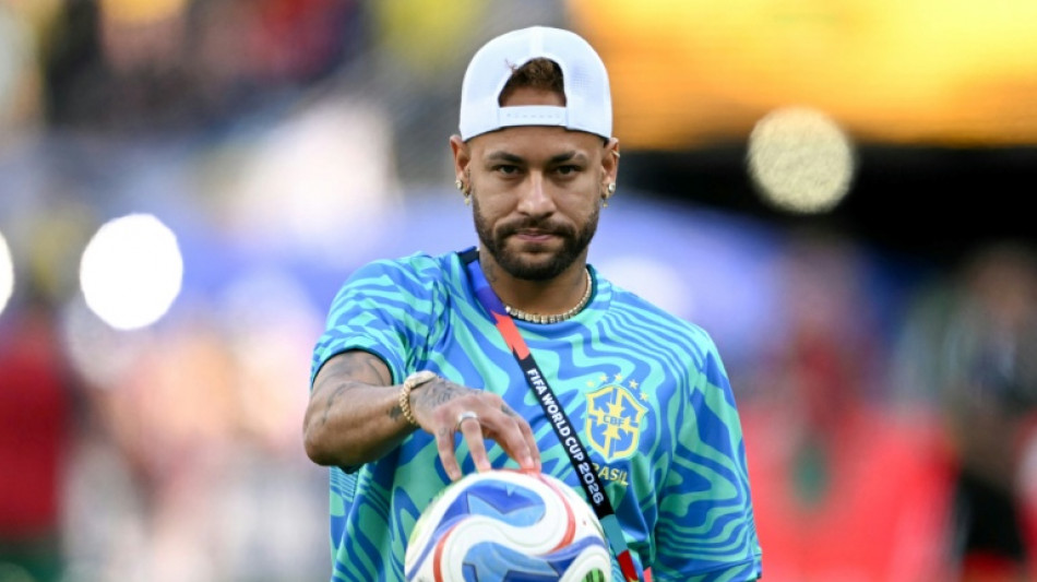 Neymar treina em campo com a Sele&ccedil;&atilde;o Brasileira, mas sua estreia na Copa segue incerta