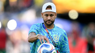 Neymar treina em campo com a Sele&ccedil;&atilde;o Brasileira, mas sua estreia na Copa segue incerta