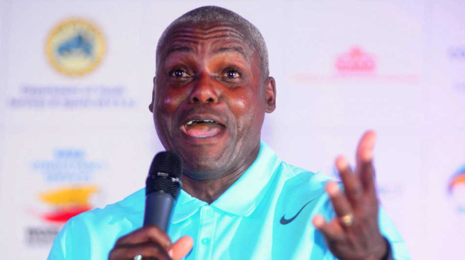 Carl Lewis strappa foto di Trump dopo averci disegnato le corna