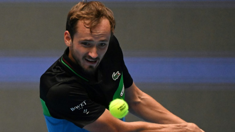 Alcaraz e Medvedev avan&ccedil;am &agrave;s semifinais em Pequim