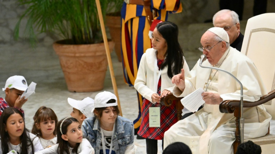 Bebe un vaso de agua cuando est&eacute;s enojado, aconseja el papa a los ni&ntilde;os
