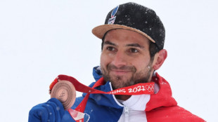 JO-2022/G&eacute;ant: Faivre en bronze, Odermatt dans la cour des grands