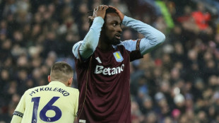 Aston Villa perde em casa para Everton (1-0) e l&iacute;der Arsenal agradece