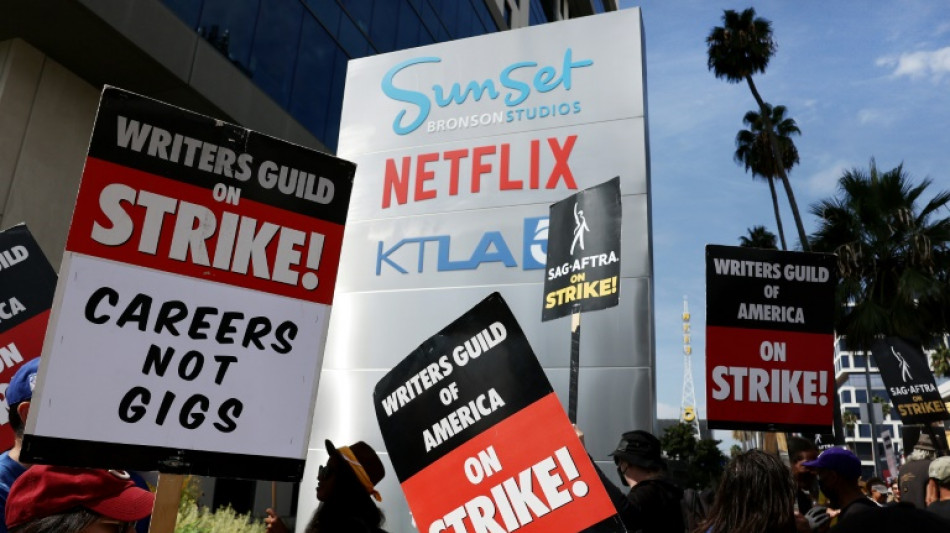 Guionistas de Hollywood acuerdan terminar huelga, vuelven al trabajo el mi&eacute;rcoles