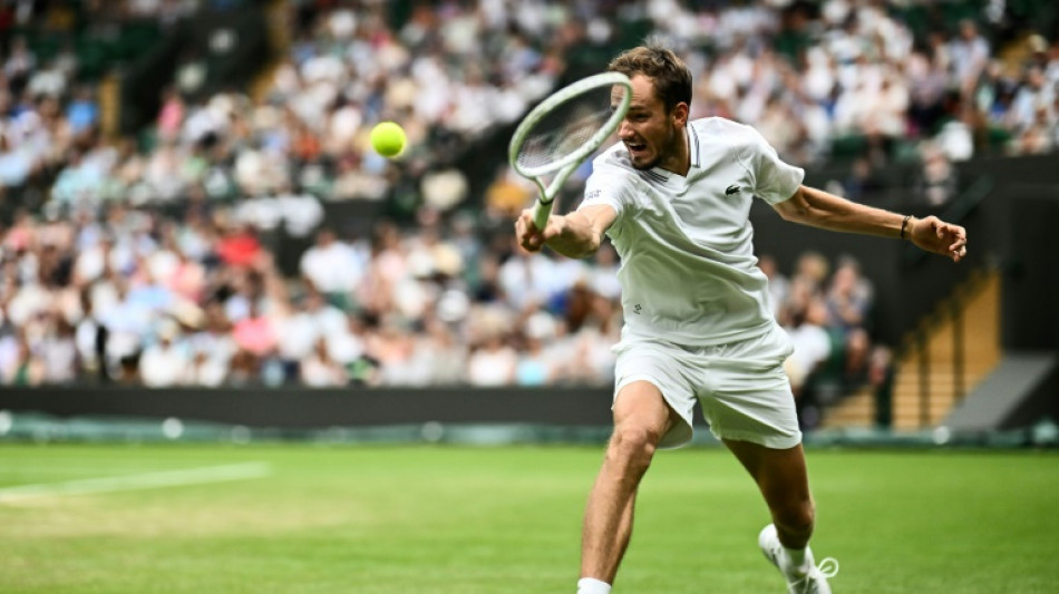 Medvedev vence Fucsovics de virada e vai &agrave;s oitavas em Wimbledon