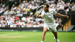 Medvedev vence Fucsovics de virada e vai &agrave;s oitavas em Wimbledon