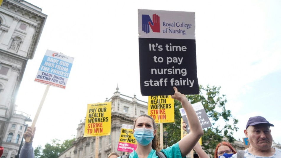 Las enfermeras brit&aacute;nicas inician una huelga sin precedentes por mejoras salariales