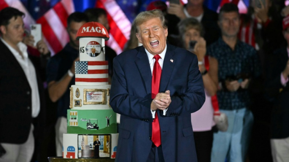 Trump arremete contra los migrantes "criminales" en un mitin por su 78 cumplea&ntilde;os