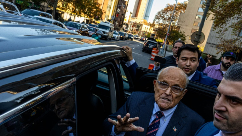 Giuliani, exabogado de Trump condenado por difamaci&oacute;n, entrega su Mercedes y relojes