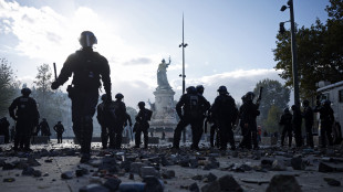 Questa notte coprifuoco a Parigi a Place de la Republique
