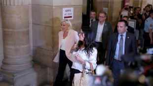 Le Pen in Paris verurteilt: Pr&auml;sidentschaftskandidatur mit Fu&szlig;fessel m&ouml;glich