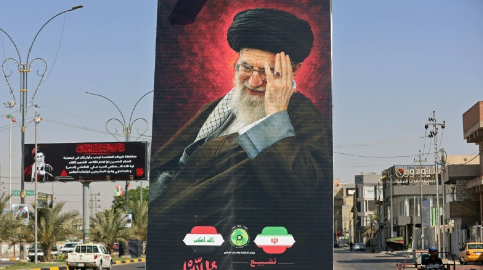 Le cercueil du guide supr&ecirc;me iranien Khamenei entame sa route vers l'Irak