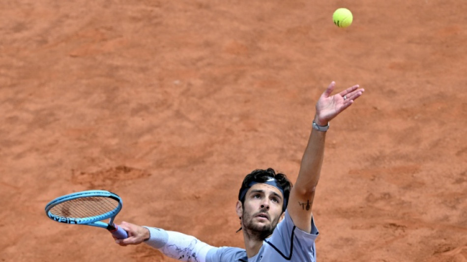 Lorenzo Musetti est&aacute; fora de Wimbledon devido a les&atilde;o 