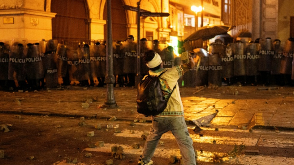 Manifestantes enfrentam a pol&iacute;cia durante protesto contra o governo em Lima