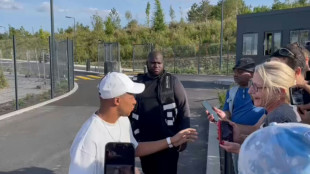 Mbapp&eacute; distribui aut&oacute;grafos e posa com torcedores ap&oacute;s ser afastado de excurs&atilde;o do PSG