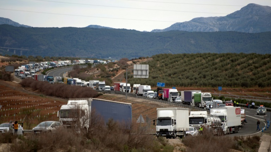 Los agricultores espa&ntilde;oles contin&uacute;an las protestas y bloqueos de carreteras