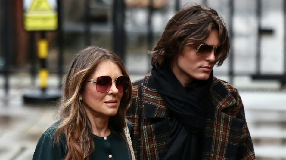 L'actrice Liz Hurley en pleurs lors d'un proc&egrave;s contre des tablo&iuml;ds