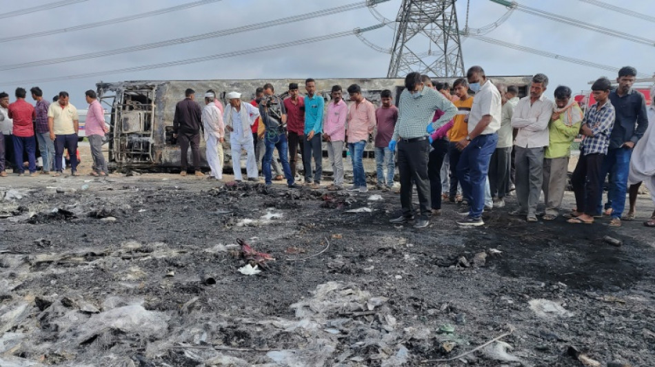 Al menos 25 muertos en India tras incendio de autob&uacute;s