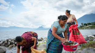 "Guardianas" mayas limpian lago amenazado por contaminaci&oacute;n en Guatemala