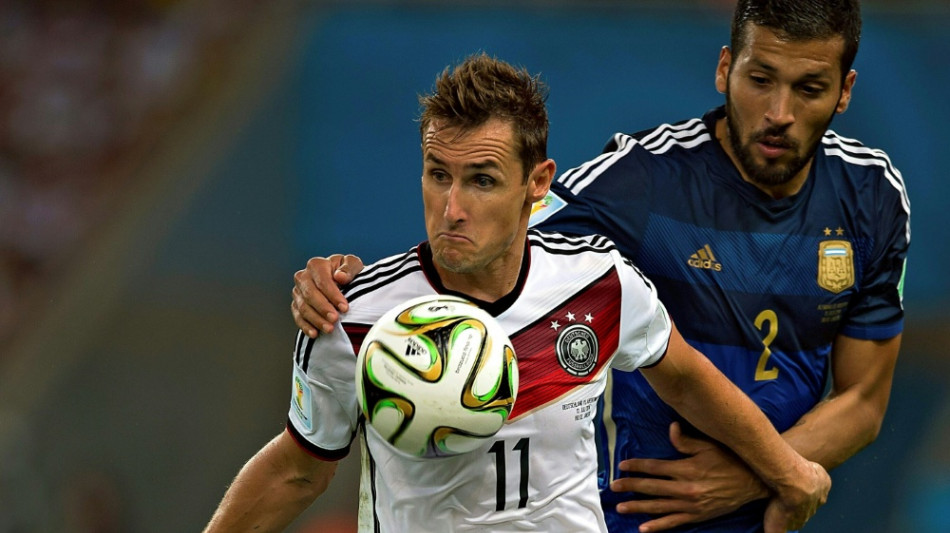 17. Treffer: Klose gratuliert Messi zum Rekordtor